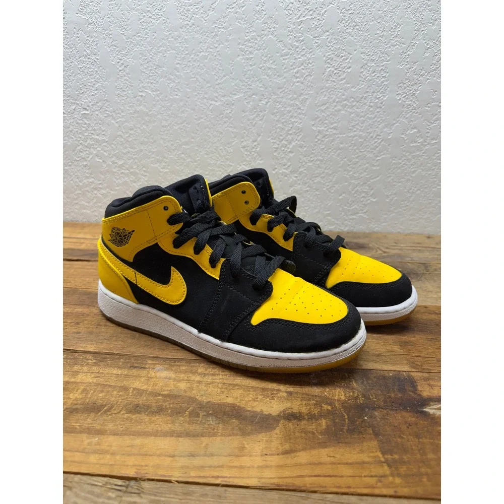 Jordan 1 Mid New Love 2017 Black Yellow Sneakers 554725-035 Mens 5Y Kids